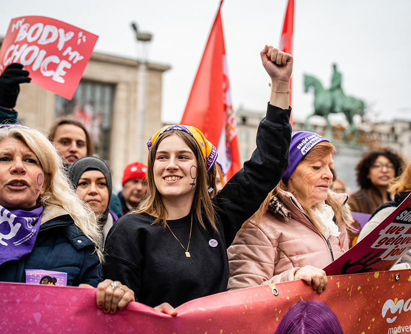 Une jeune membre de Marianne lève le poing lors d'une manifestation pour les droits des femmes.