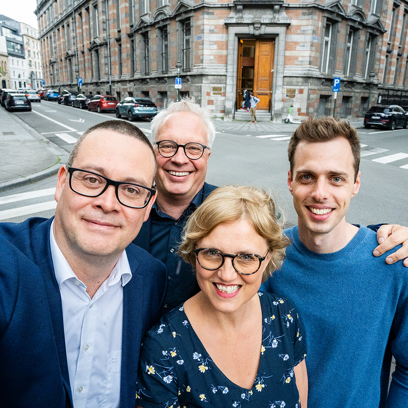 Raoul Hedebouw, Peter Mertens, Sofie Merckx en Jos D'Haese nemen samen een selfie. 