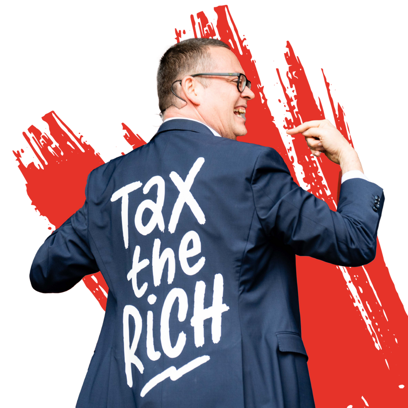 Raoul Hedebouw, président du PTB, avec une veste sur laquelle il est écrit "Tax the rich".