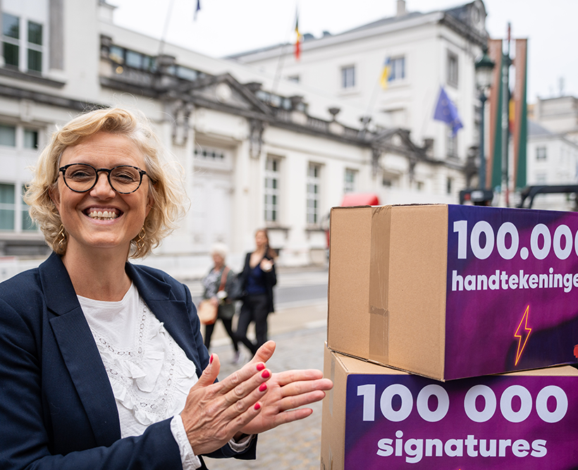 Sofie Merckx, cheffe du groupe PTB à la Chambre, remet 100 000 signatures pour baisser les factures d'énergie au Premier ministre.