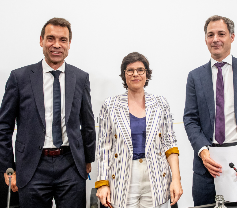 Le CEO d'Engie Thierry Saegeman, la ministre de l'Énergie Tinne Van der Straeten et le Premier ministre Alexander De Croo lors de la conférence de presse de présentation de l'accord entre Engie et le gouvernement belge.