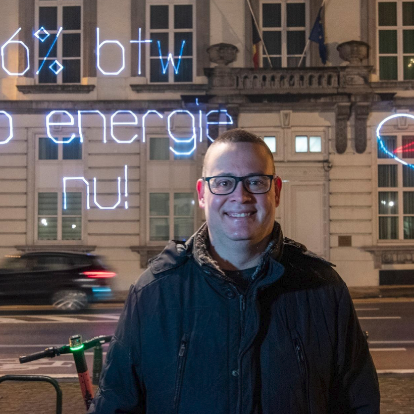 Btw-verlaging op energie: PVDA verhoogt de druk op de regering met een laser-actie op de Wetstraat 16