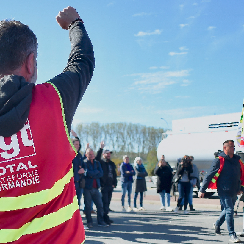 En France, une journée de mobilisation pour les salaires et le droit de grève qui s'étend