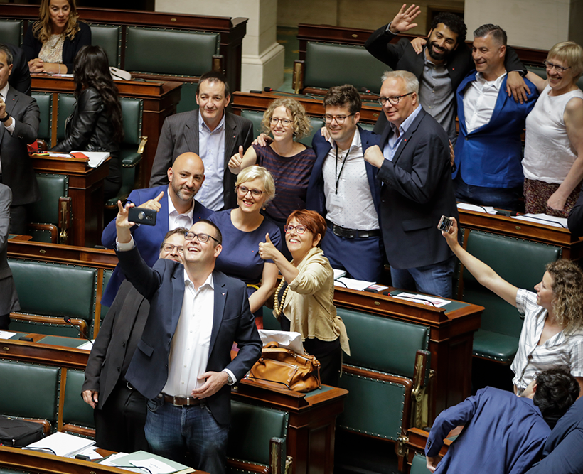 De 12 Kamerleden van de PVDA hebben de eed afgelegd en poseren in de Kamer voor een selfie.
