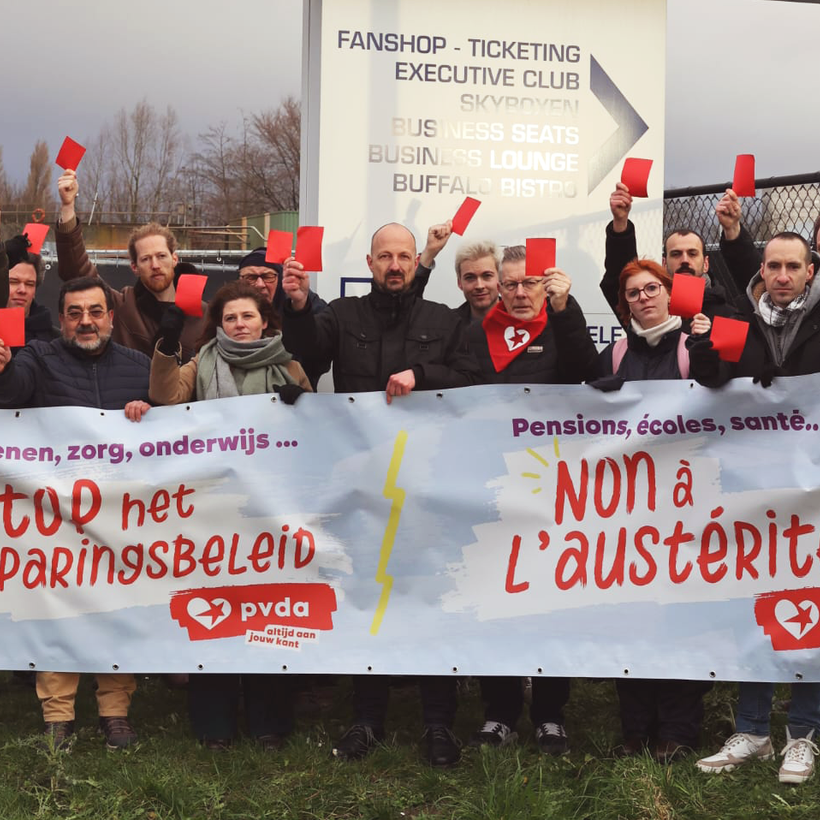 Des membres du PTB derrière une banderole lors d'une action contre l'austérité européenne.