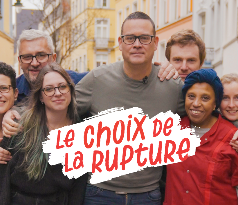 Raoul Hedebouw et un groupe de gens avec le slogan: 'le choix de la rupture'