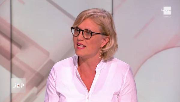 Sofie Merckx, cheffe du groupe PTB à la Chambre, sur le plateau de Jeudi en Prime (RTBF).