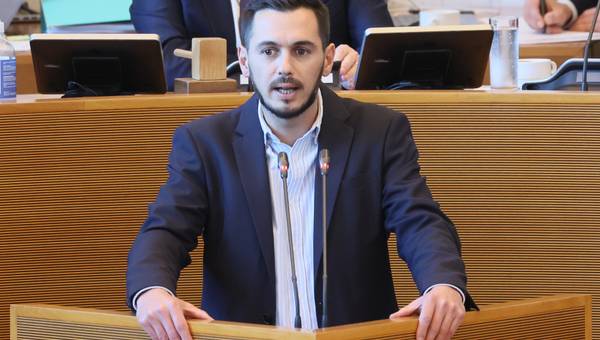 Julien Liradelfo, député wallon du PTB, à la tribune du parlement de Wallonie.