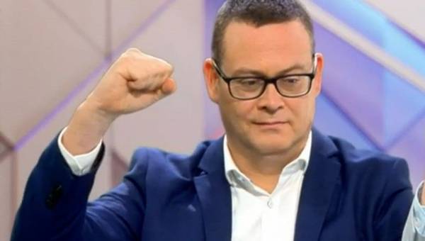 Raoul Hedebouw lève le poing sur le plateau de RTL.