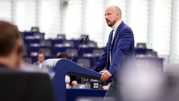 "Corruptieschandaal toont structurele problemen met geldcultuur in Europees Parlement” Marc Botenga (PVDA-europeesparlementslid)