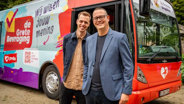 Jos D'Haese en Raoul Hedebouw voor het PVDA-bus van De Grote Bevraging.