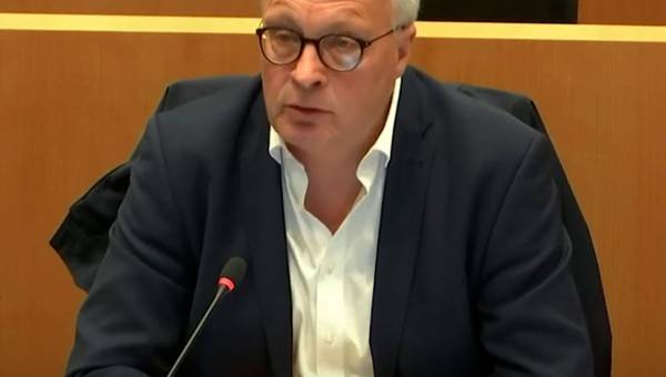 Peter Mertens in de commissie Buitenlandse betrekkingen van de Kamer.