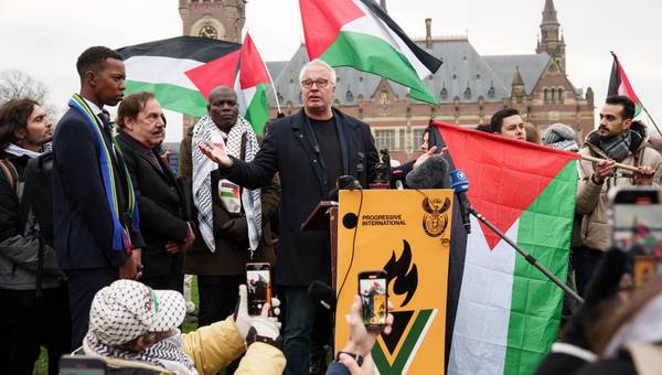 Peter Mertens spreekt in Den Haag, bij de hoorzitting van de genocideklacht van Zuid-Afrika tegen Israël