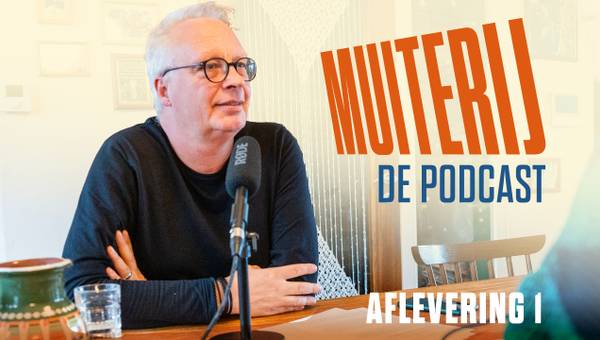 Peter Mertens praat in een microfoon. Er staat tekst op de foto: Muiterij, de podcast: Aflevering 1. 