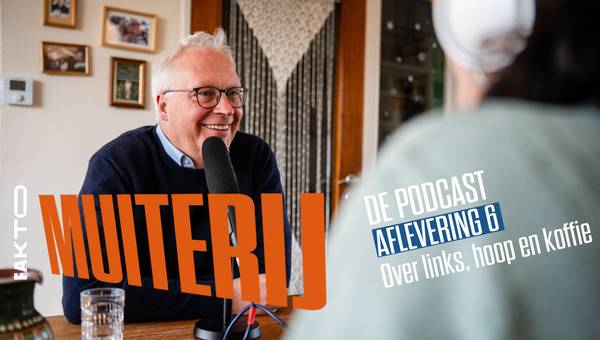 Peter Mertens spreekt in een microfoon. Tekst op beeld: Muiterij de podcast, aflevering 6: Over links, hoop en koffie. 