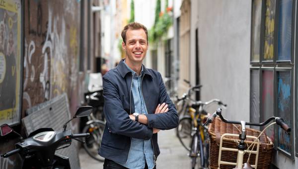 Jos D'Haese staat in een straat met zijn armen gekruist