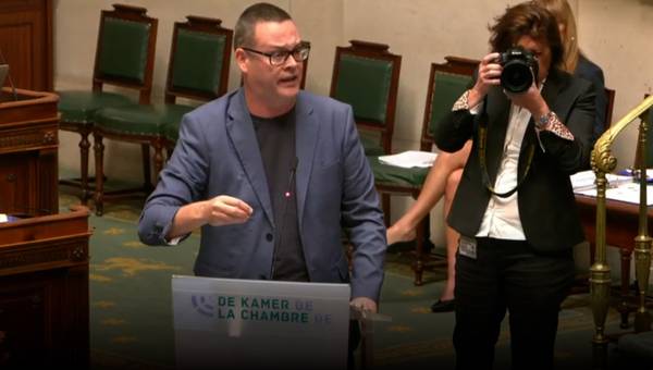 Raoul Hedebouw prend la parole à la Chambre