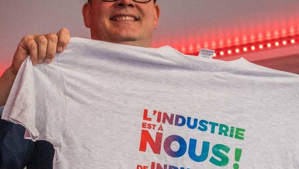 Raoul Hedebouw brandit un t-shirt "L'industrie est à nous" lors de la manifestation du 16 septembre 2024 à Bruxelles