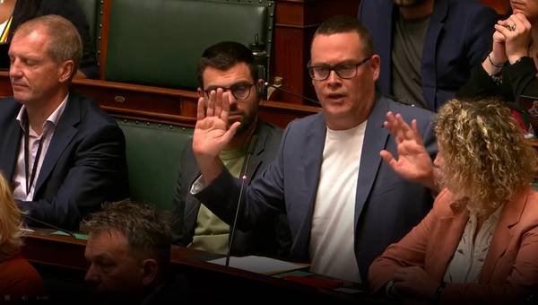 Raoul Hedebouw spreekt in de Kamer