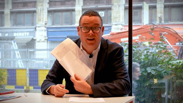 Raoul Hedebouw toont de supernota's van Bart De Wever