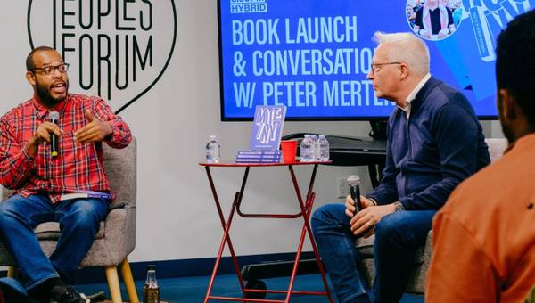 Peter Mertens op de voorstelling van zijn boek in New York