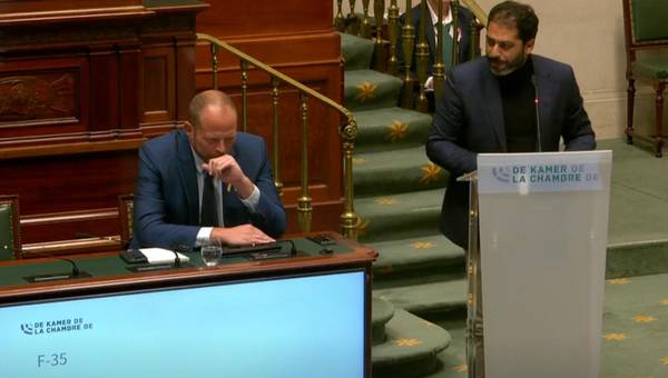 Nabil Boukili face à Theo Francken à la Chambre