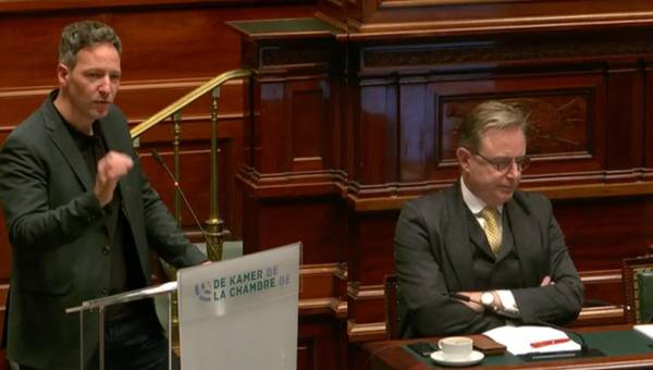 Kim De Witte face à Bart De Wever à la Chambre