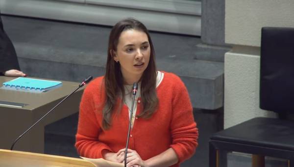 Amina Vandenheuvel tijdens haar tussenkomst in het Vlaams parlement