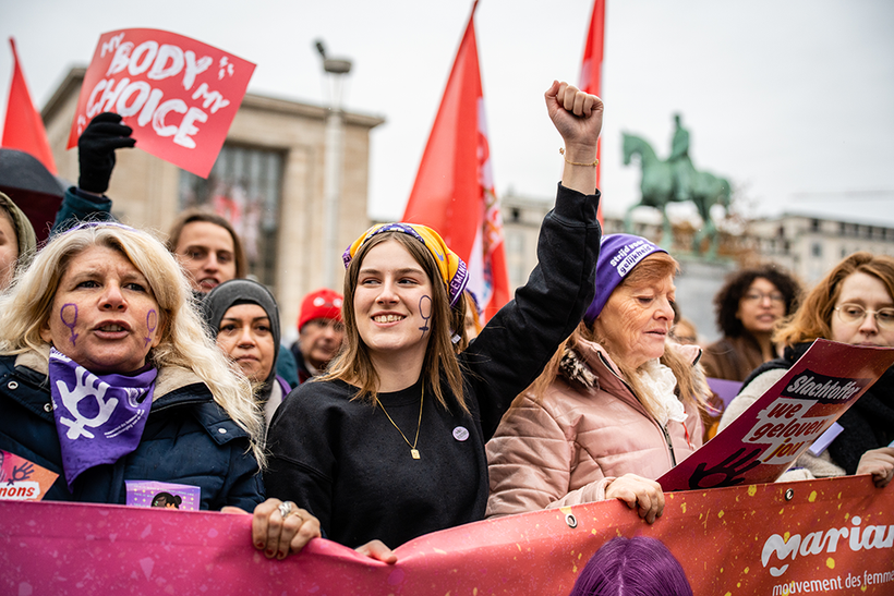 Une jeune membre de Marianne lève le poing lors d'une manifestation pour les droits des femmes.