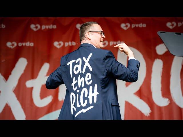 Raoul Hedebouw toont zijn 'tax the rich'-vest tijdens zijn 1 mei-toespraak 