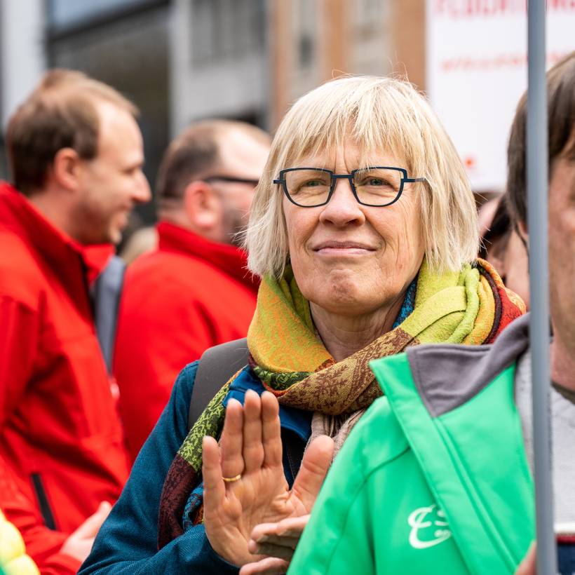 Maria Vindevoghel op een vakbondsbetoging. Ze klapt in de handen. Rond haar vakbondsmensen van ABVV en ACV.