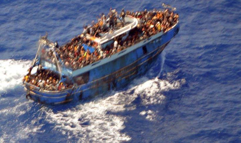 Des centaines de migrants entassés sur un bateau