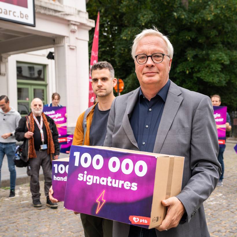 Peter Mertens overhandigt 100.000 handtekeningen aan premier De Croo.