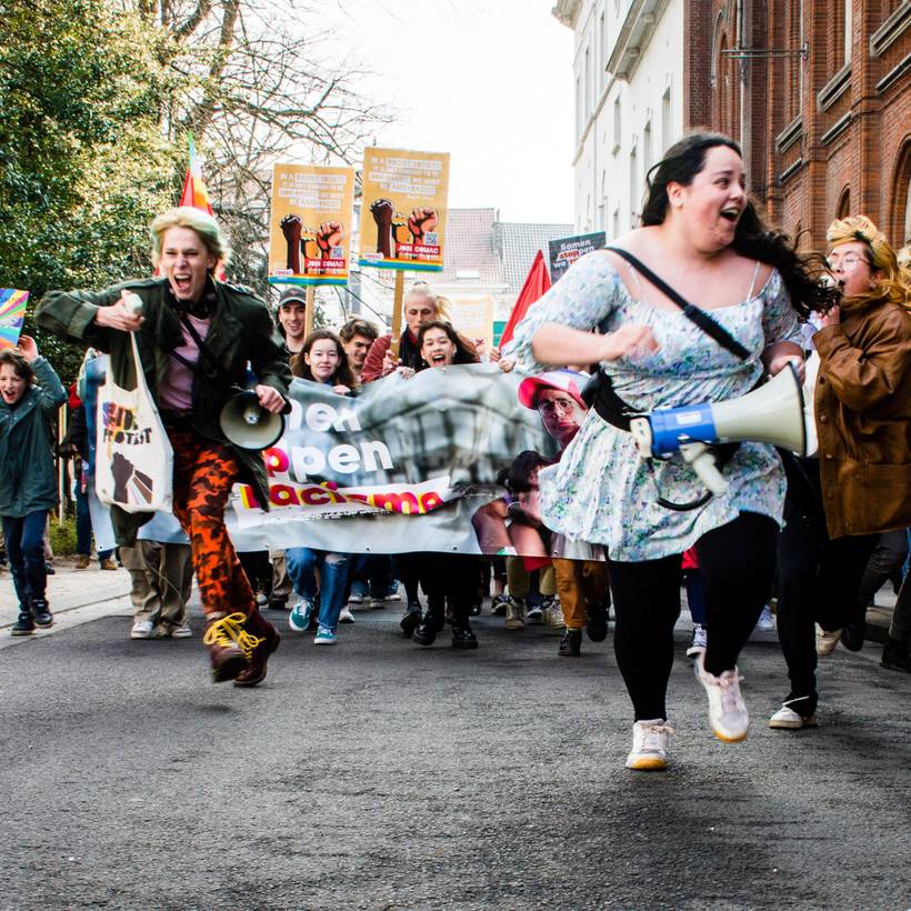 Des jeunes manifestants courent