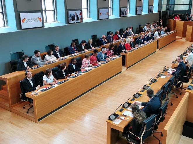 Tous les députés siègent au parlement de Wallonie.