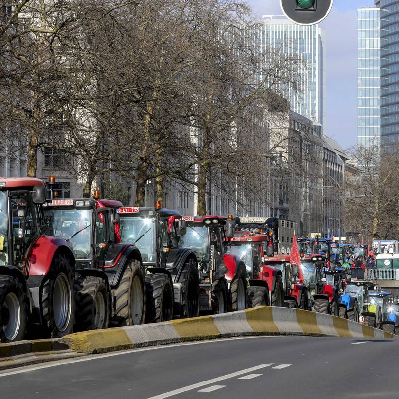 Tractors rijden in colonne op straat voor boerenprotest
