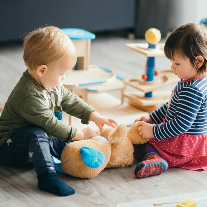 Deux enfants jouent dans une crèche.