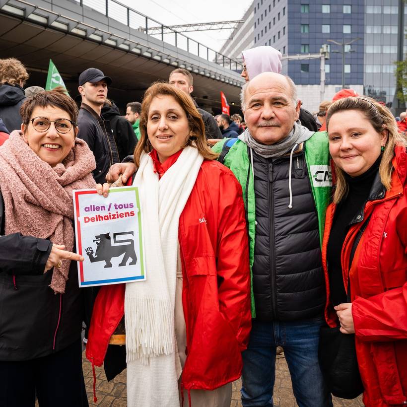 Stakingspiket bij Delhaize. Nadia Moscufo, volksvertegenwoordiger voor de PVDA, staat samen met 3 Delhaiziens op de foto. Ze houden een plakkaatje vast waarop staat: "Allen Delhaizien".