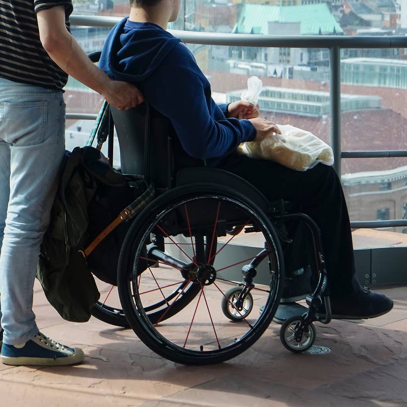 Foto van een persoon in een rolstoel.