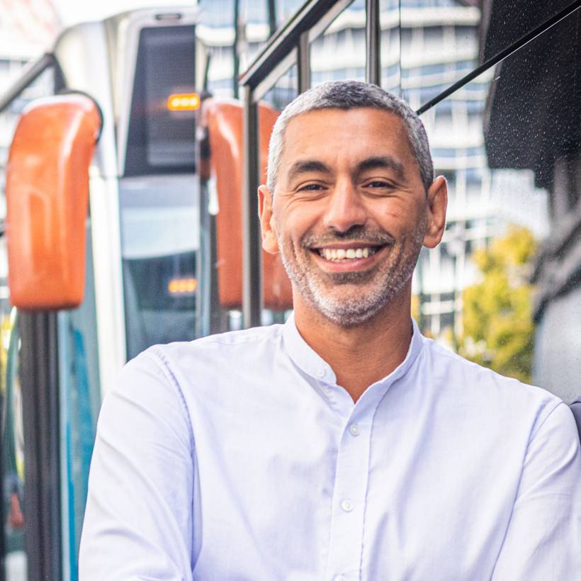 Portrait de Youssef Handichi devant un bus.