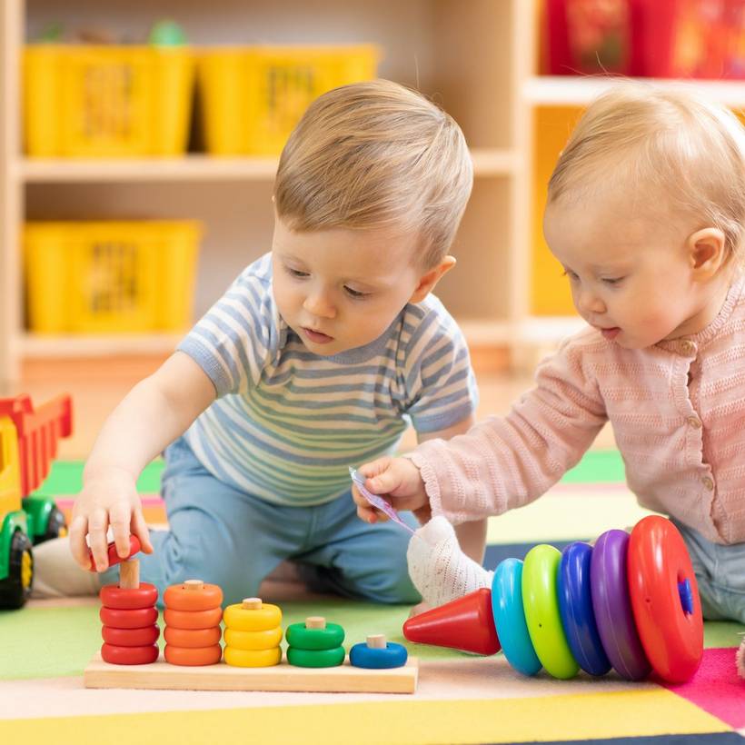 Twee kinderen spelen 