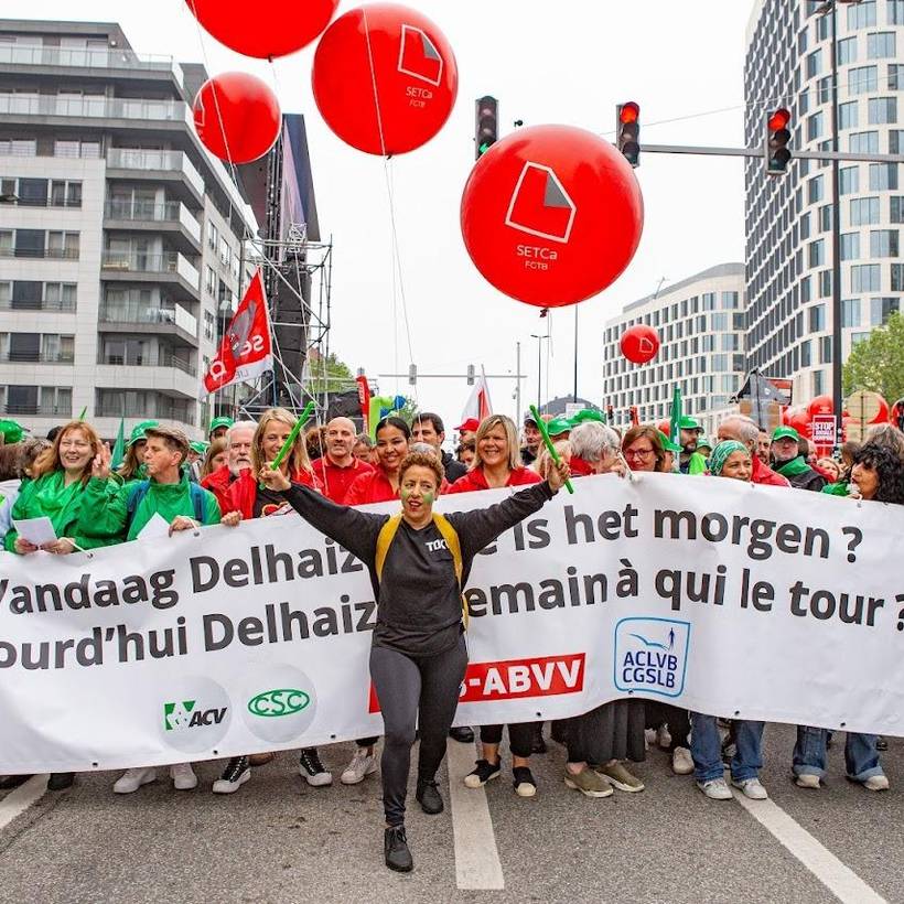Photo de la tête de manifestation du 22 mai 2023, où 25 000 personnes ont défilé dans les rues de Bruxelles en soutien aux Delhaiziens et Delhaiziennes et en défense des droits de manifester et de faire grève. 