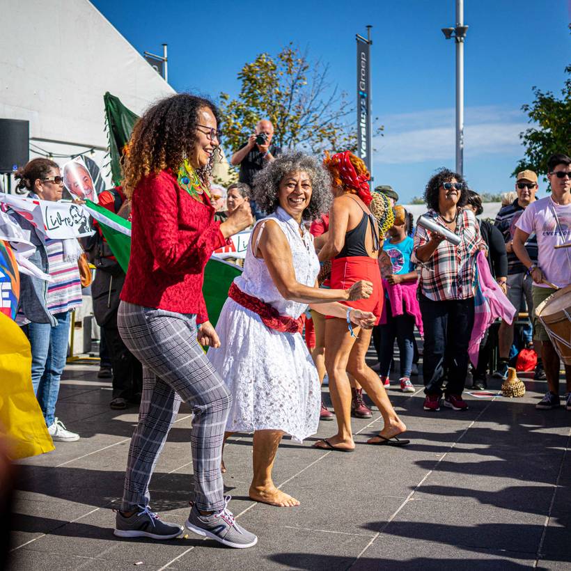 Un groupe de personnes danse à ManiFiesta, la Fête de la Solidarité.