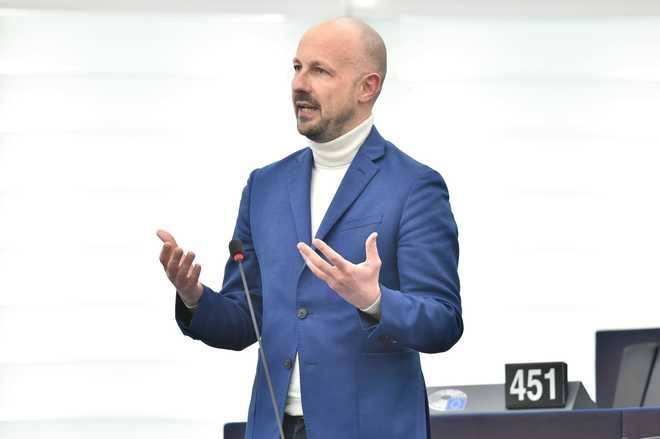 Marc Botenga intervient au parlement européen.