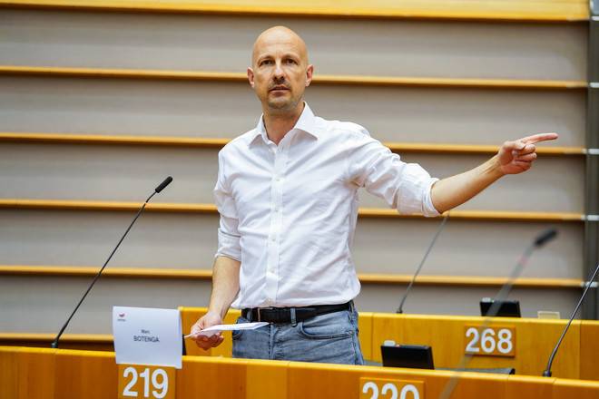 Marc Botenga intervient au parlement européen.