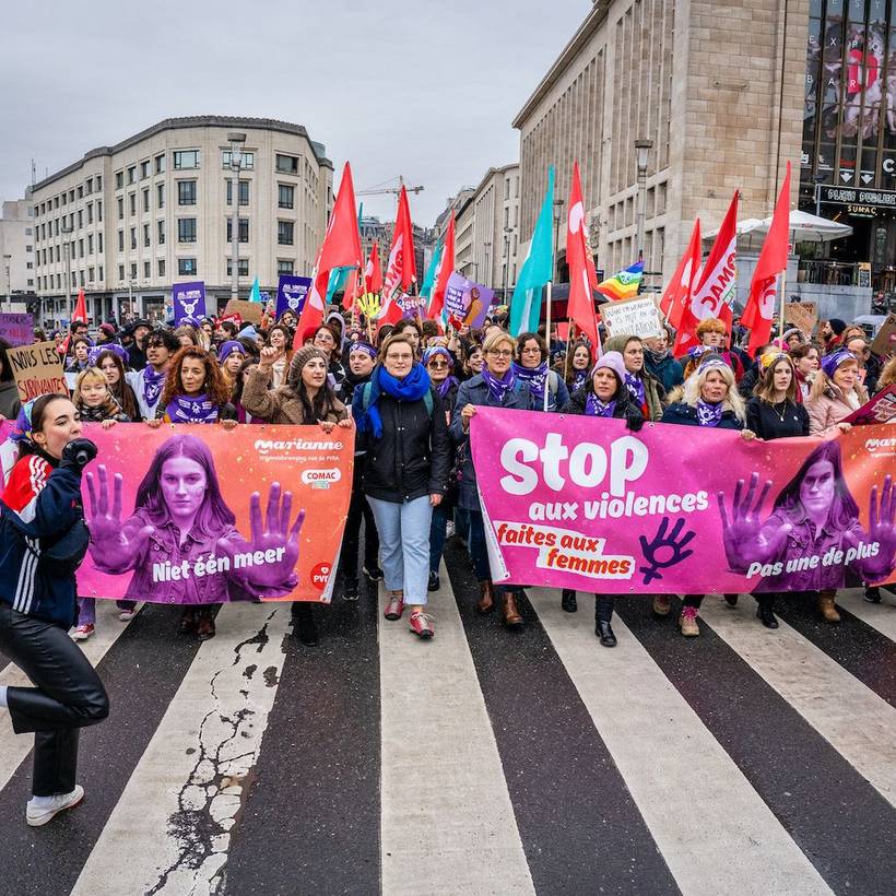 Leden van Marianne betogen in Brussel achter spandoeken 'stop geweld tegen vrouwen' 