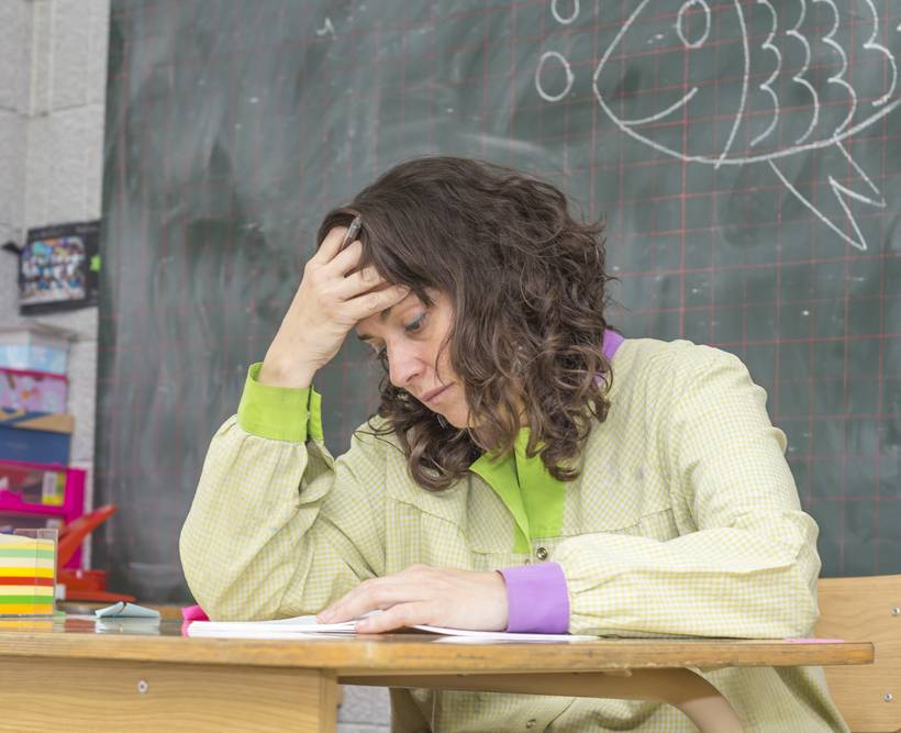 Un enseignante dans sa classe