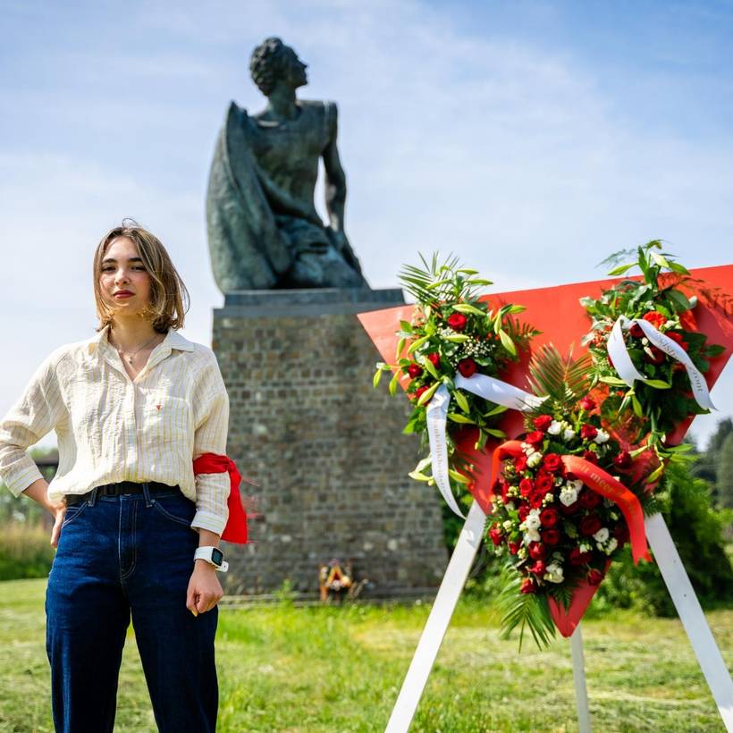 Jeune femme devant un triangle rouge