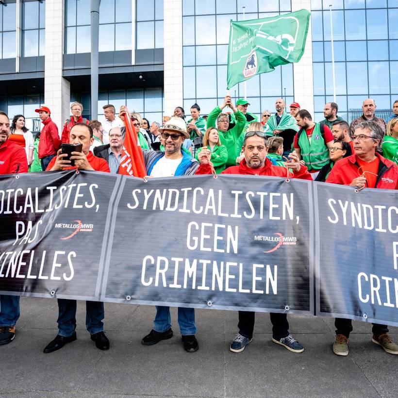 Vakbondsbetoging in Brussel. Betogers houden aan banner vast met daarop: "Syndicalisten, geen criminelen".