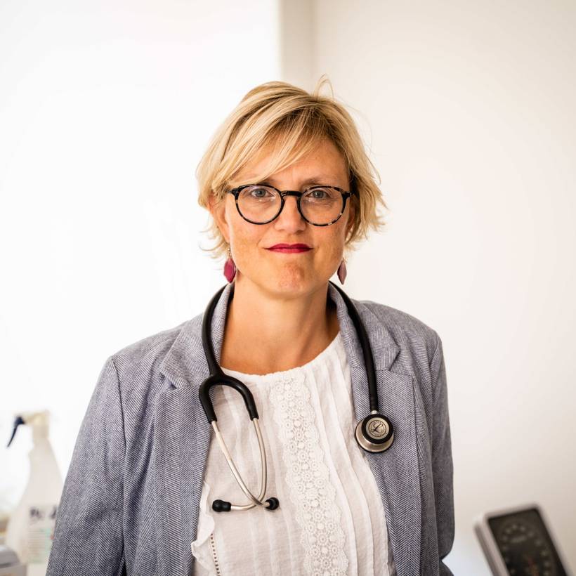 Sofie Merckx, fractievoorzitster van de PVDA in de Kamer, en huisarts. Ze heeft een stetoscoop rond haar nek.